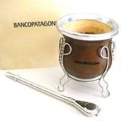 Mate porongo forrado en cuero vacuno con soporte de metal