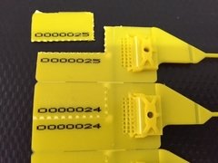 Precinto cola de ratón con traba metálica de 390mm dual, con doble numeración en troquel