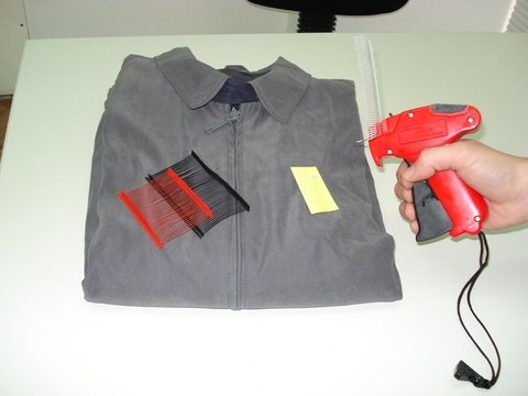 Precinto de hilo de nylon y pistola aplicadora. Para colgar tarjeta en indumentaria y accesorios de boutique.
