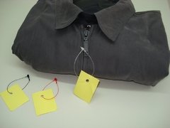 Precinto para tarjeta. De hilo plástico y aplicación manual. Uso indumentaria / marroquinería.