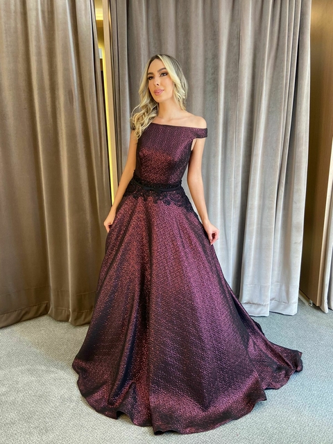 LOCAÇÃO Vestido princesa vermelho/marsala com flores 3D em tecido