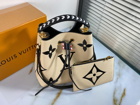 lv trunks and bolsas charm