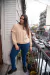 Buzo fino rústico con lycra con recorte en las mangas y cuello redondo beige - OKDENIM