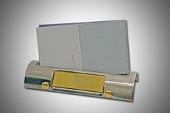 Tarjetero de mesa de metal dorado