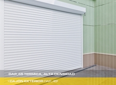 Cajón exterior con cortina de aluminio inyectada - Le Portal Aberturas