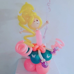 Hadita sentada sobre base de globos