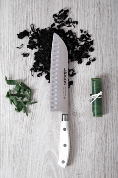 Cuchillo " Arcos" santoku alveolado 18 cm en internet