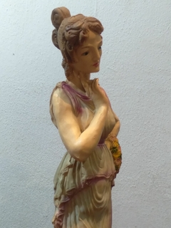 FIGURA DAMA ROMANA EN PORCELANA