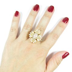 detalhe na mão do anel semijoia cravejado em cristais quartzo rosa e zircônias banhado a ouro 18k