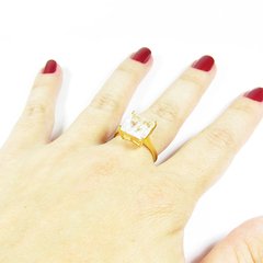 detalhe na mão do anel semijoia quadrado cristal fusion banhado a ouro 18k
