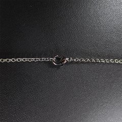 detalhe fecho do colar semijoia longo com ponto de luzes em zircônias detalhados banhado a ródio negro