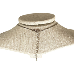 detalhe fecho do colar semijoia do signo Peixes com pedra ametista em prata envelhecida