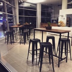BARRAS HIERRO Y MADERA CON BANQUETAS TOLIX