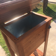 FRAPERA DE MADERA ELEVADA CON DETALLE DESTAPADOR - comprar online