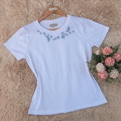 T-shirt manga curta FLORES DECOTE - comprar online