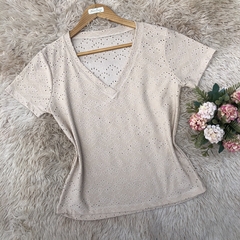 T-shirt manga curta gola V laise