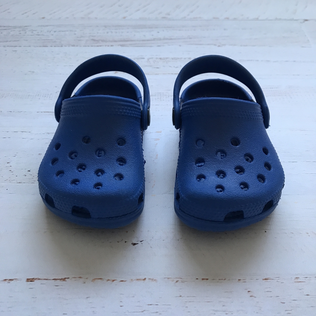 Sandalias de goma azul. CROCS. T 2-3 (12 cms)