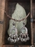 Aros Musaenda Prehnite y Plata 925, detalle de flor en gancho con Granate