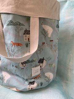 Canasto Contenedor Mediano Estampa Zorrito en el Bosque sobre Gabardina celeste - comprar online