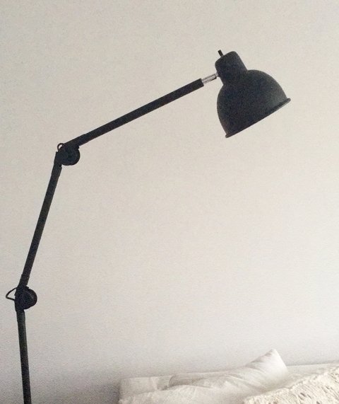 LAMPARA PIE BLACK HUESO