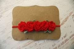 Tiara com Flores de Feltro em Faixa de meia de seda slim com 5 Flores vermelha