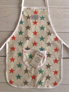 DELANTAL ESTRELLAS VERDE AGUA, CORAL Y GRIS CON LIBRETITA