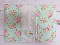 FUNDA LIBRETA SANITARIA VERDE CON FLORES ROSAS - comprar online