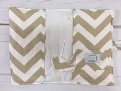 FUNDA LIBRETA SANITARIA CHEVRON BEIGE Y BLANCO - comprar online