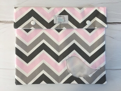 BOLSA ORGANIZADORA CHEVRON ROSA, GRIS Y BLANCO