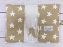 FUNDA LIBRETA SANITARIA BEIGE CON ESTRELLAS BLANCAS - comprar online