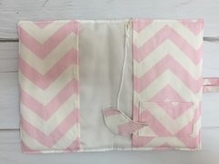 FUNDA LIBRETA SANITARIA CHEVRON ROSA Y BLANCO - comprar online