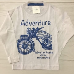 REMERA BLANCA CON MOTO AZUL