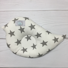 ALMOHADA CENTRO CONCAVO BLANCA CON ESTRELLAS GRIS