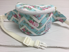 RIÑONERA CHEVRON TURQUESA CON FLORES ROSAS