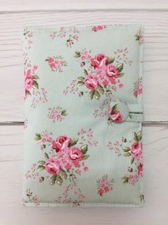 FUNDA LIBRETA SANITARIA VERDE CON FLORES