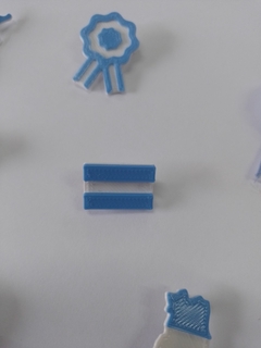 Escarapelas 3D con base prendedor en internet