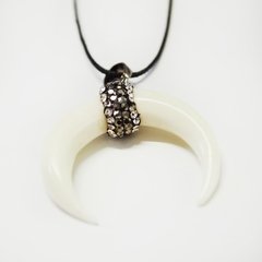 COLLAR PIEL MEDIA LUNA ESPINELA