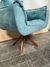 Poltrona pé de madeira giratório com pillow top assento confortável PL886 - comprar online