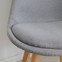 Silla Tulip Tapizada en tela Lino Gris