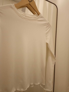 REMERA LONDRES MANGA LARGA MORLEY BLANCA PERLADA - Las Cobras 