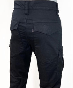 comprar-calca-jeans-masculino-preto-tatica-impermeavel-bolso-cargo-lugger-gledes-modas