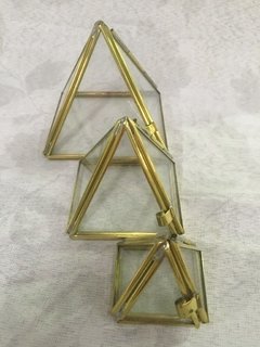 Trio piramides vidro com acabamento em latão - comprar online