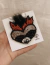 Broche Corazón Plumitas Negras