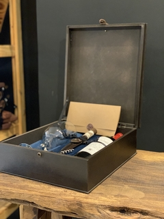 Caja de regalo con vino en internet