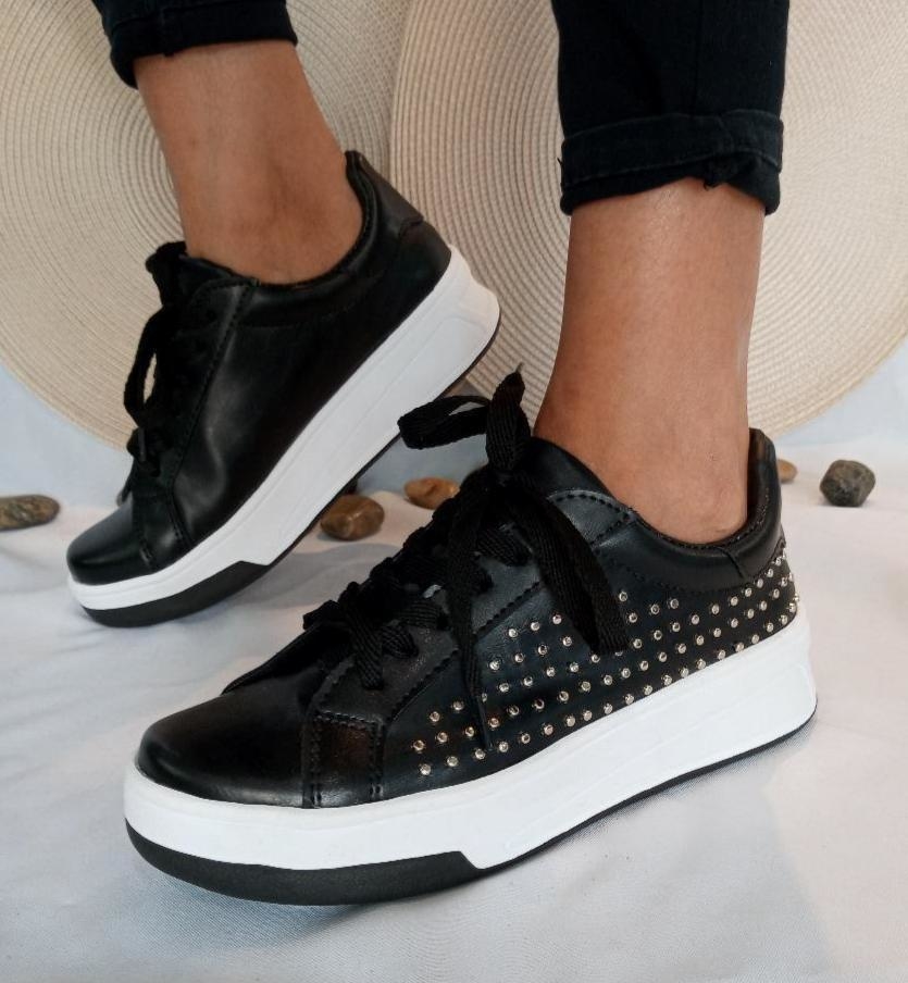 ZAPATILLA ECO NEGRAS CON TACHAS - Comprar en Ingrataweb