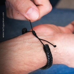 Pulsera en cuero con placa personalizada en plata en internet