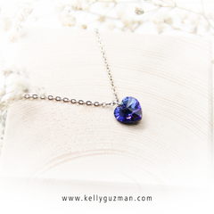 Collar de corazón con destellos morados