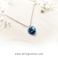 Collar de corazón con destellos azules
