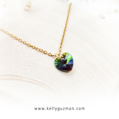 Collar de corazón con destellos arcoiris de tonos verdes