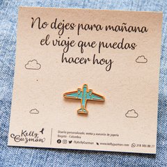 Pin de avión dorado